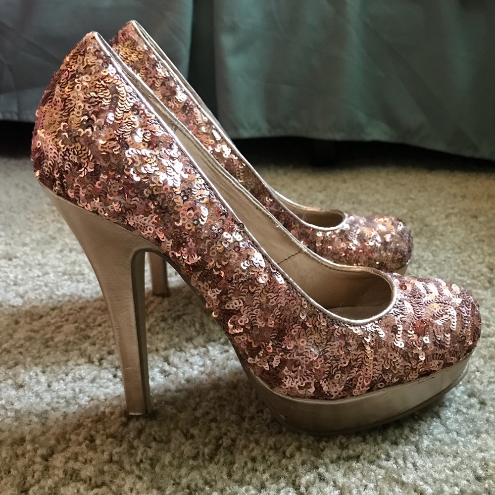 Oldenboye peach colored sequin heels